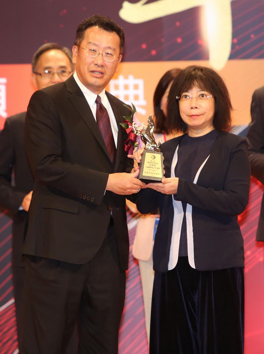 守護家庭照顧者七年有成 合庫人壽二度蟬連保險卓越獎